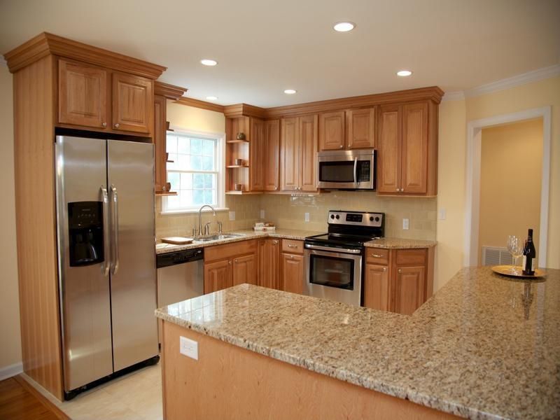 Traditional Kitchen with gas range, Quartz countertop in giallo nova, can lights, Standard height, Crown molding, L-shaped
