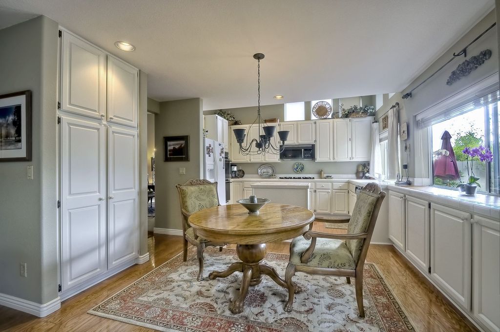 Traditional Kitchen with electric cooktop, built-in microwave, Undermount sink, partial backsplash, Transom window, Casement