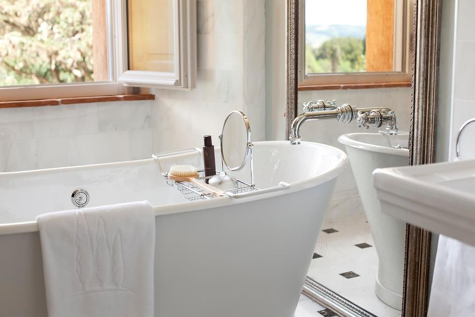 Traditional Master Bathroom with Standard height, Pedestal sink, Casement, Freestanding bathtub, Bathtub, Wall Tiles