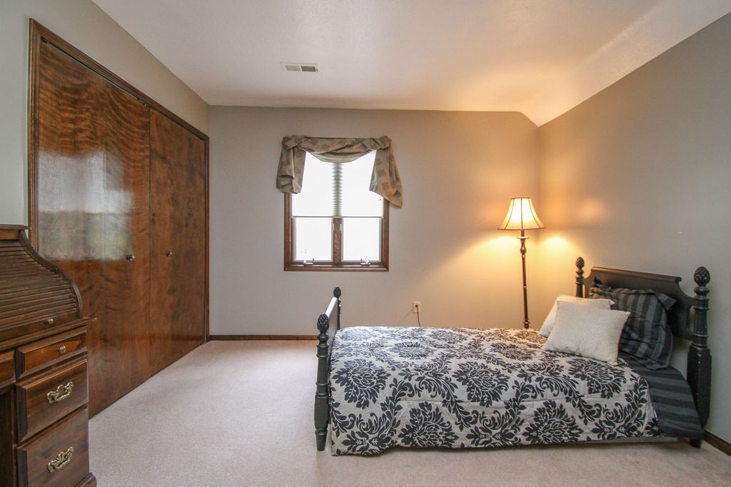 Craftsman Master Bedroom with double-hung window, Built-in bookshelf, Carpet, Standard height