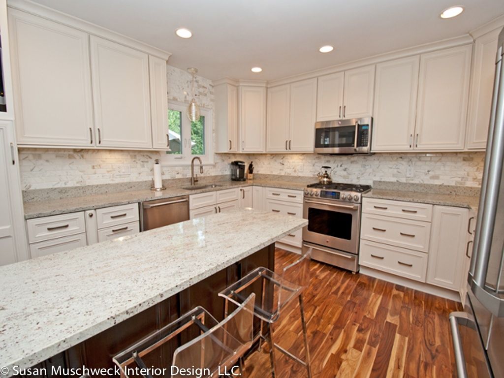 Modern Kitchen with partial backsplash, Complex granite counters, Framed Partial Panel, Standard height, single dishwasher