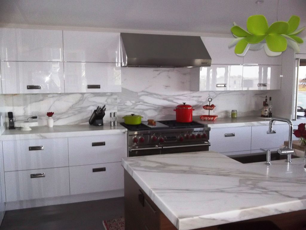 Modern Kitchen with Farmhouse sink, double oven range, Wall Hood, full backsplash, Kitchen island, Complex Marble, Flush