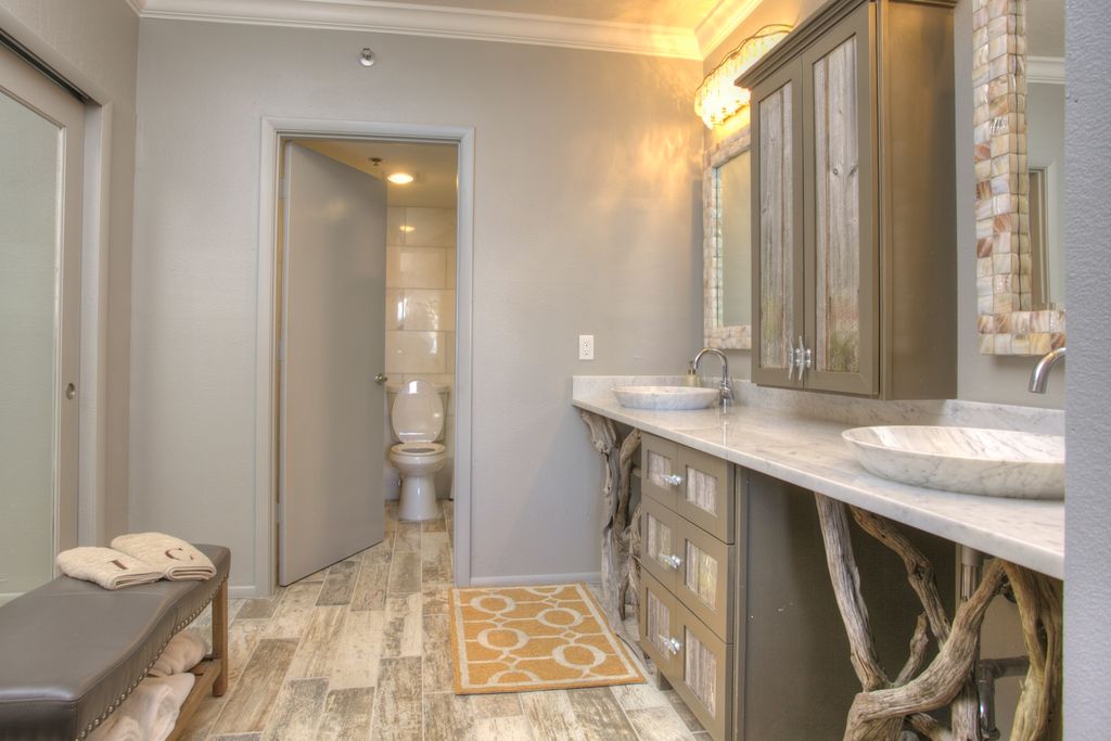 Contemporary Master Bathroom with wall-mounted above mirror bathroom light, flat door, Flush, Complex Marble, Paint