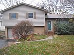 203 Oakleaf Rd, Lake In The Hills, IL