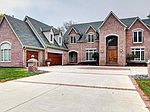 7845 N Links Cir, Milwaukee, WI