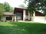 1002 1st St SW, Dyersville, IA