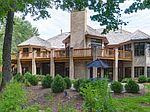 W131N7931 Country Club Ct, Menomonee Falls, WI