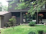 7505 Creekwood Ct, North Royalton, OH